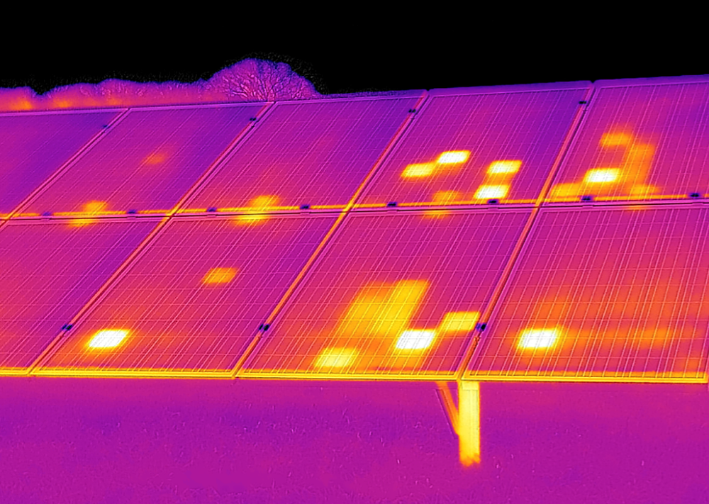 Drönare med värmekamera inspekterar solpaneler