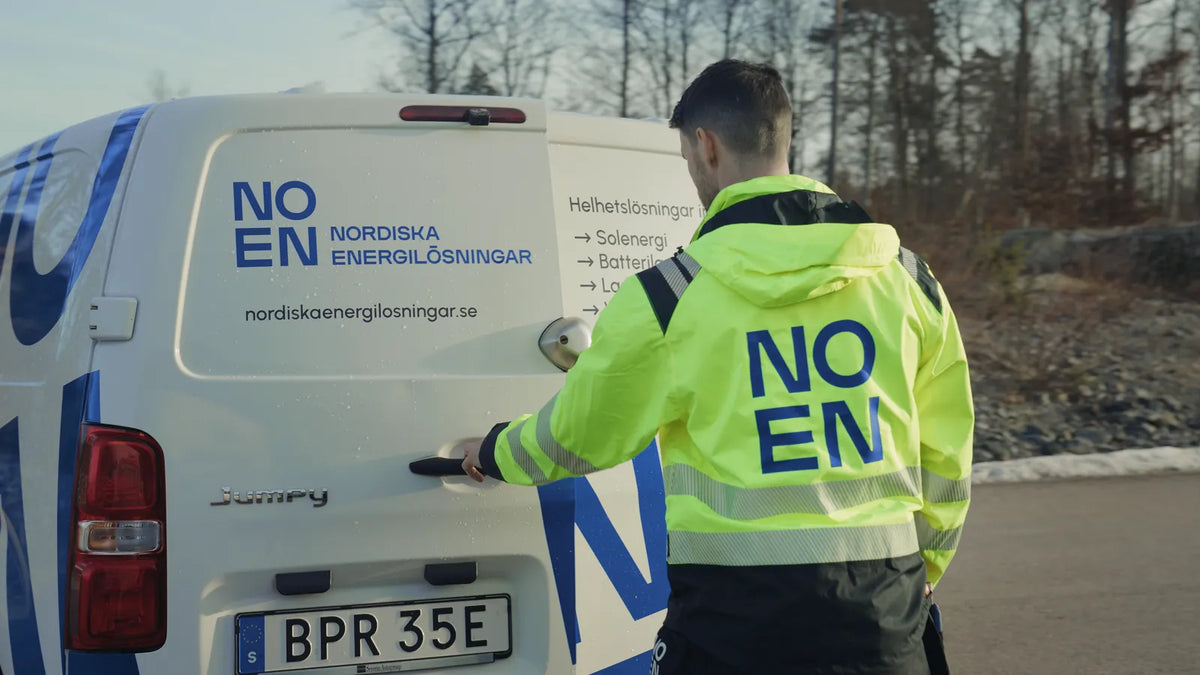 NOEN elektriker vid servicebil