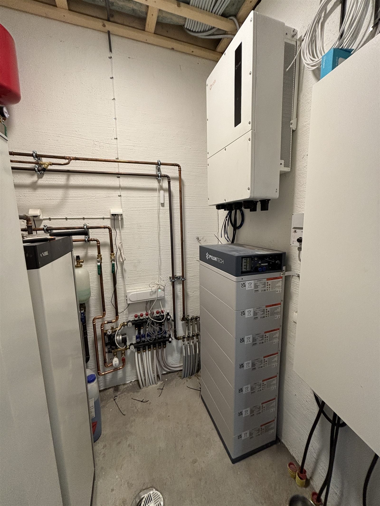 Batterilager med växelriktare installerat i teknikutrymme på gård