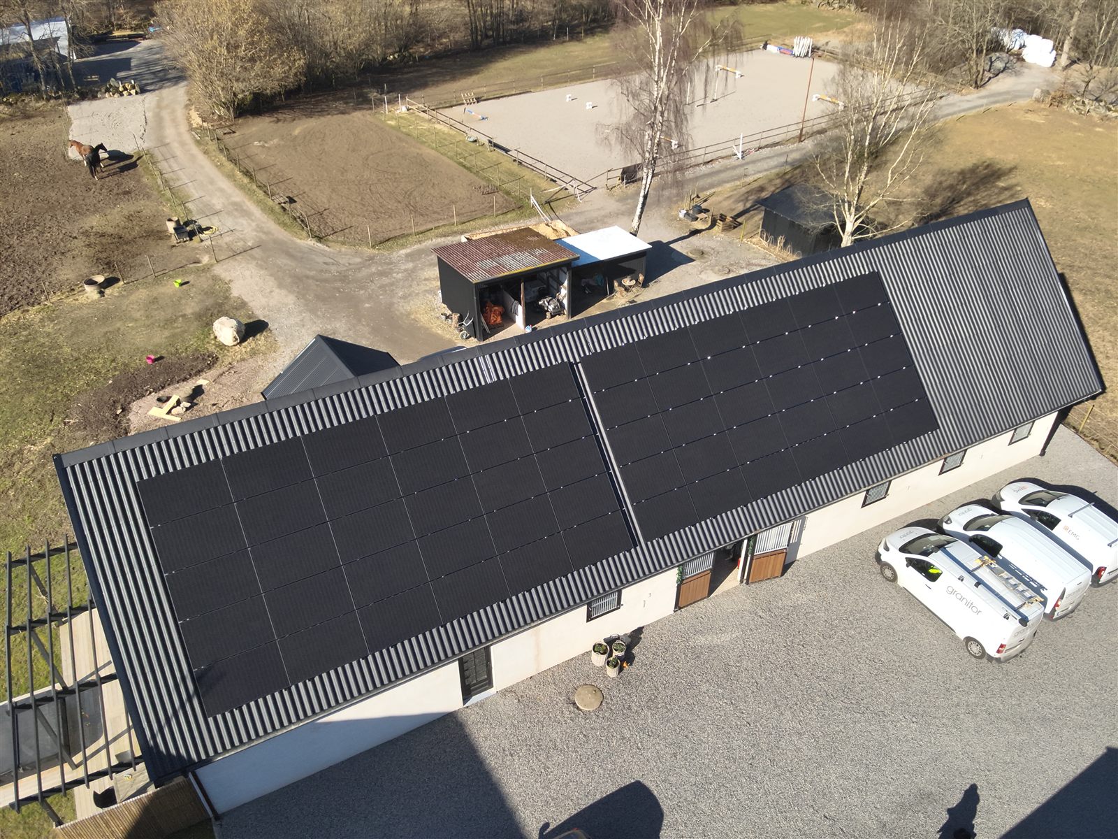 Solpaneler på lantbrukstak, närbild från installation