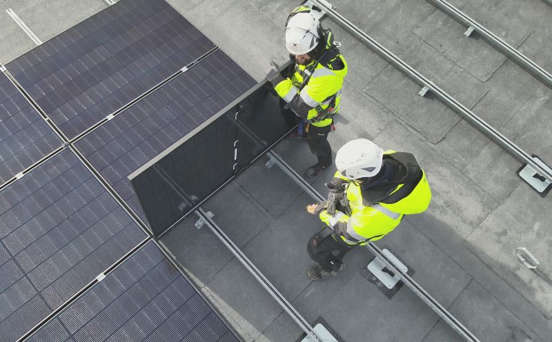 Montering av solceller på Mobilitetshuset Pottholmen